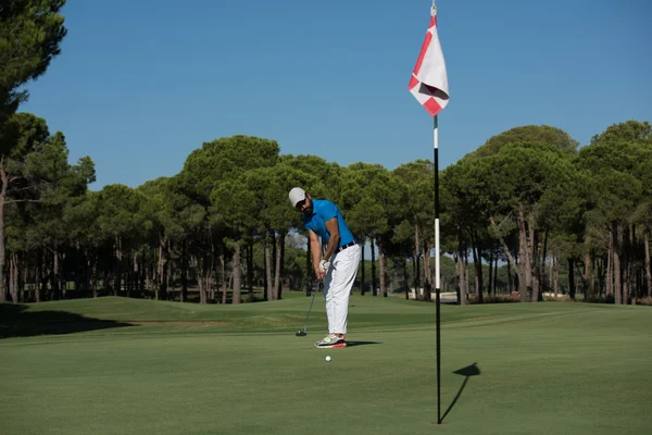 Jugador de golf golpeando tiro en el día soleado — Foto de Stock