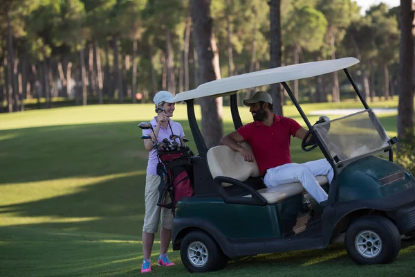 Pár a buggy a golfpályán — Stock Fotó