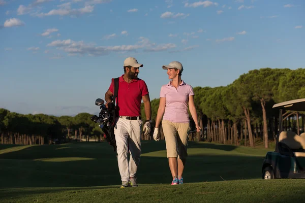 Couple walking on golf course — Stock Photo, Image