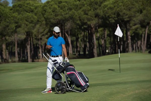 Golfspieler geht mit Radtasche — Stockfoto