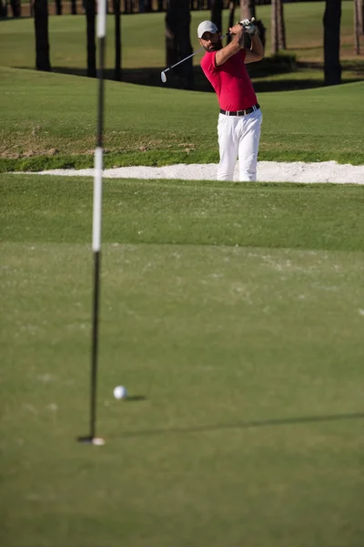 Golfista golpeando un tiro bunker de arena — Foto de Stock