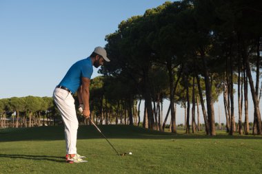 bir adam golf yönergeleri