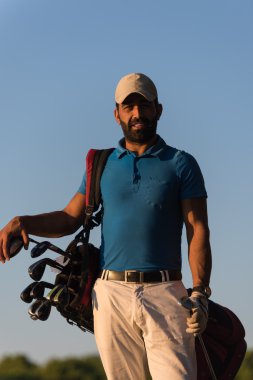 golf sahasında Sunset'teki golfçü portre