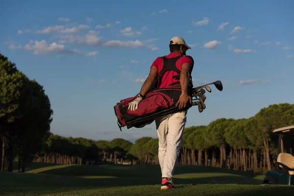 Golfista andando e carregando saco de golfe — Fotografia de Stock