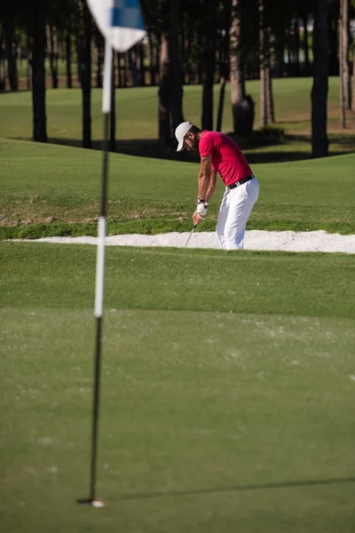 Golfer raken van een zand bunker shot — Stockfoto