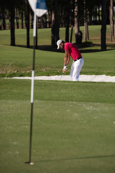 Golfista golpeando un tiro bunker de arena — Foto de Stock