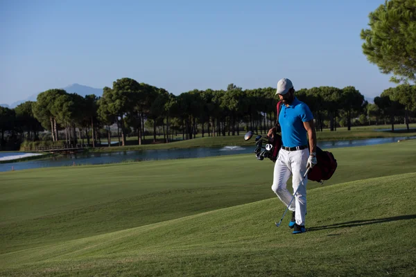 Jogador de golfe andando e levando saco — Fotografia de Stock