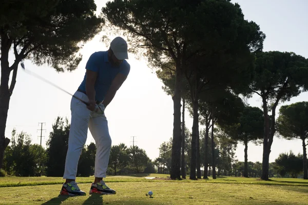 Jogador de golfe bater tiro — Fotografia de Stock