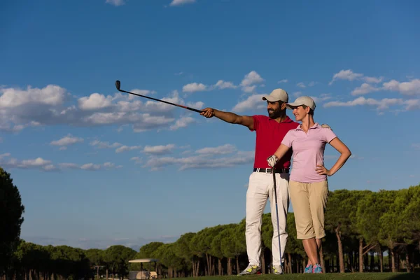 Porträtt av par på golfbana — Stockfoto