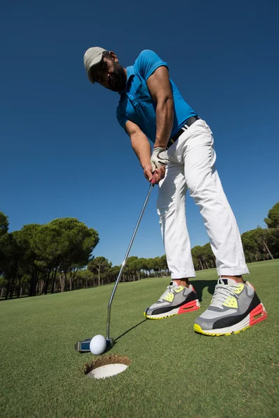 Jugador de golf golpeando tiro en el día soleado, lente gran angular —  Fotos de Stock