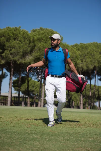 Jugador de golf caminando y llevando bolsa —  Fotos de Stock