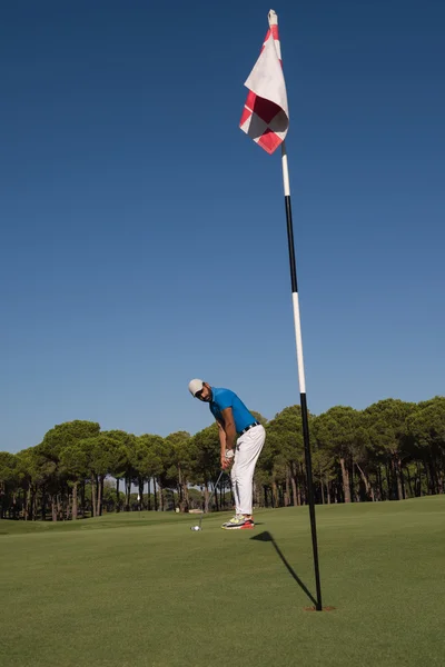 Игрок в гольф бьет выстрел в солнечный день — стоковое фото