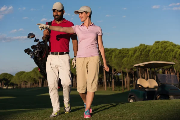 Paar lopen op golfbaan — Stockfoto