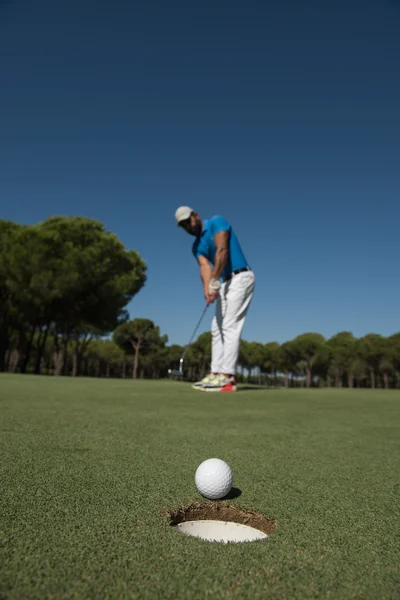 Golfspeler raken schot, bal op de rand van gat — Stockfoto