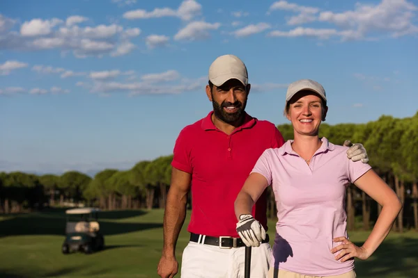 Ritratto di coppia sul campo da golf — Foto Stock