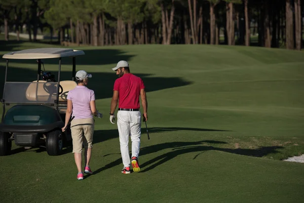 Pareja caminando en campo de golf —  Fotos de Stock