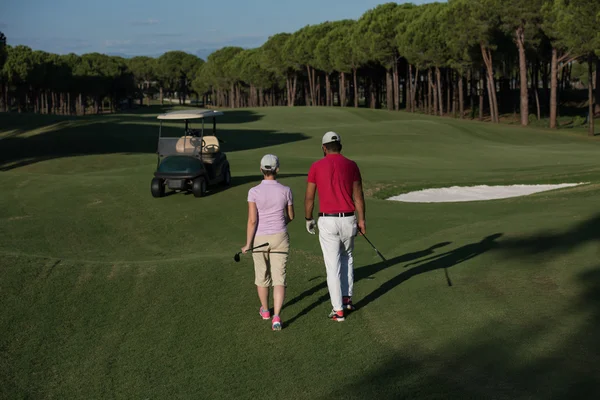 Caminhada de casal no campo de golfe — Fotografia de Stock