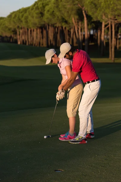 Чоловічий інструктор з гольфу навчає жіночого гравця в гольф — стокове фото