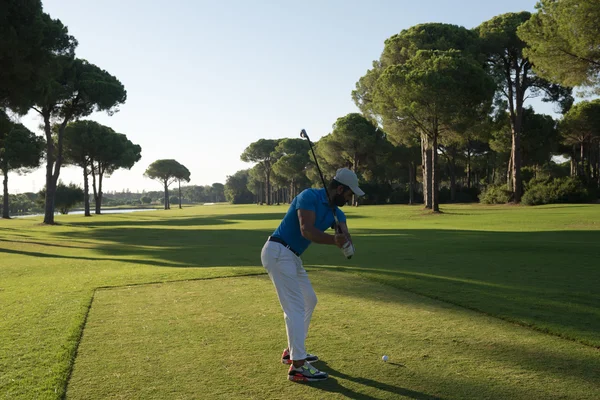 Golf gracz uderzając strzał — Zdjęcie stockowe