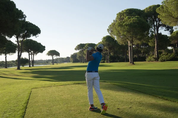 Jogador de golfe bater tiro — Fotografia de Stock