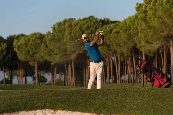 Sunset bulvarında bir kum BUNKERİ isabet golfçü vurdu — Stok fotoğraf