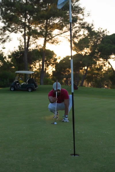 Golfspieler mit perfektem Schlag auf wunderschönen Sonnenuntergang — Stockfoto