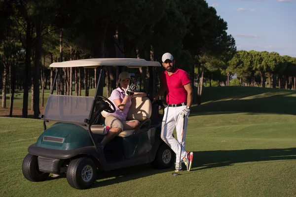 Pár a buggy a golfpályán — Stock Fotó