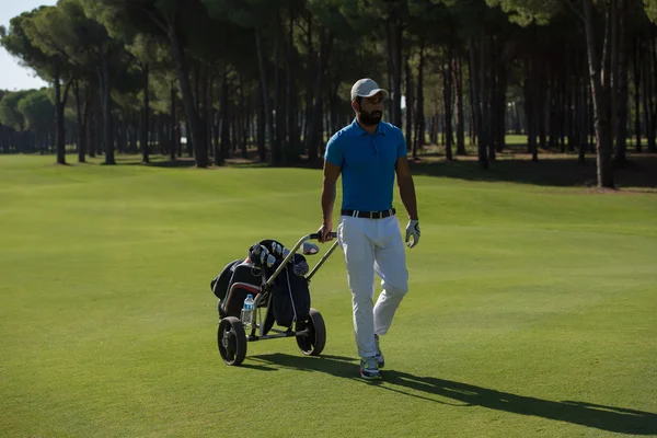 Jugador de golf caminando con bolsa de ruedas —  Fotos de Stock