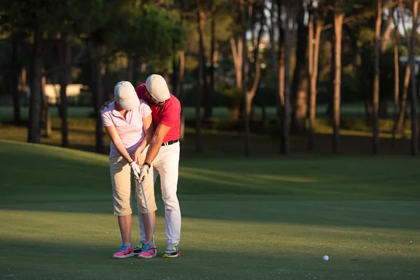 Instructor de golf masculino enseñando jugador de golf femenino —  Fotos de Stock