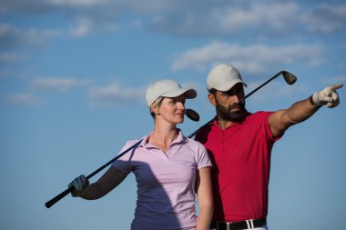 golf sahasında birkaç portresi