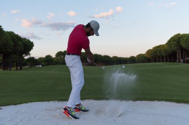 sunset bulvarında bir kum BUNKERİ isabet golfçü vurdu