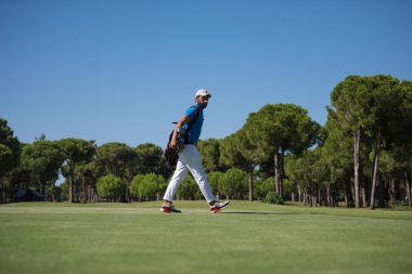 Yürüyüş ve çanta golf oyuncu