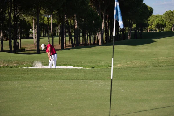 Golfeur frapper un sable bunker shot — Photo