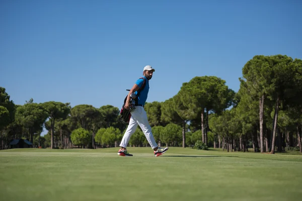 Jogador de golfe andando e levando saco — Fotografia de Stock