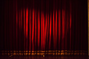 sahne perdesi veya kırmızı arka perdeler
