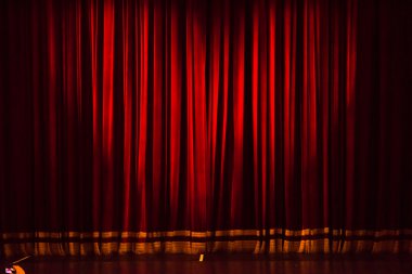 sahne perdesi veya kırmızı arka perdeler