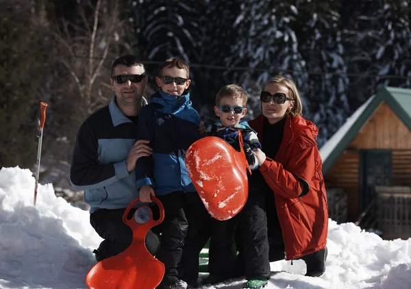 Retrato de família no belo dia de inverno — Fotografia de Stock