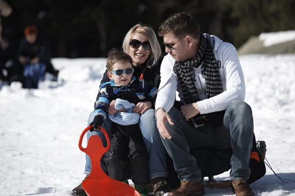 Familieportret op mooie winterdag — Stockfoto