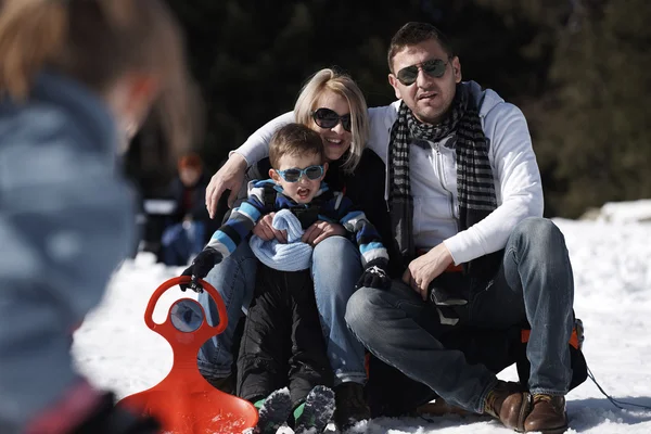 Porträt Einer Glücklichen Jungen Familie Die Einem Schönen Wintertag Auf — Stockfoto