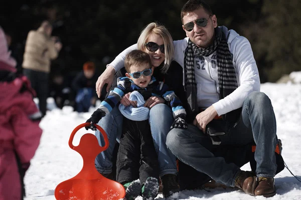 Familieportret op mooie winterdag — Stockfoto