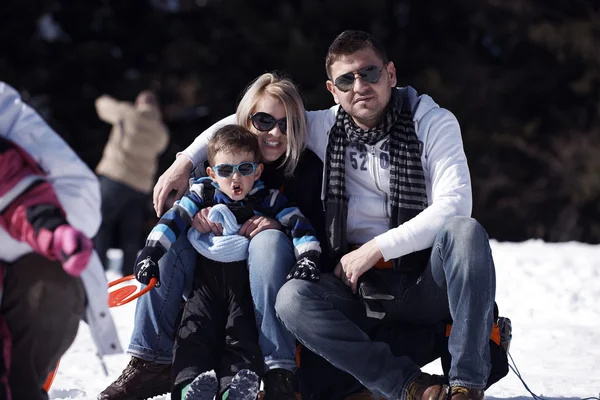 Foto keluarga di hari musim dingin yang indah — Stok Foto