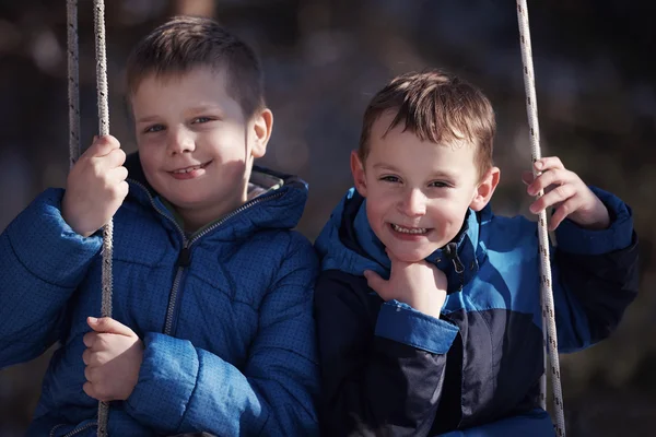Портрет маленьких мальчиков в зимний день — стоковое фото