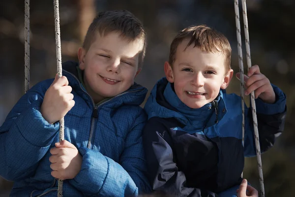 Portret van jongetjes op winterdag — Stockfoto