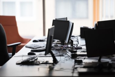 modern bilgisayarlarla boş ofis