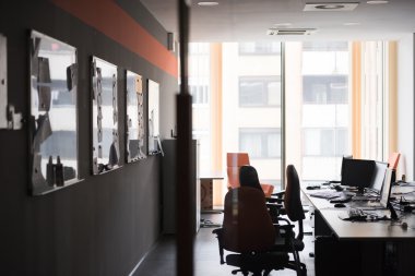 modern bilgisayarlarla boş ofis