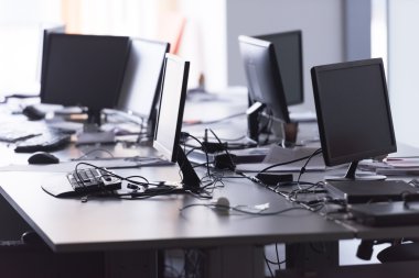 boş başlangıç ofis iç modern bilgisayarların ve çift ekran monitörler