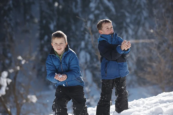 Dzieci gry z świeżego śniegu — Zdjęcie stockowe