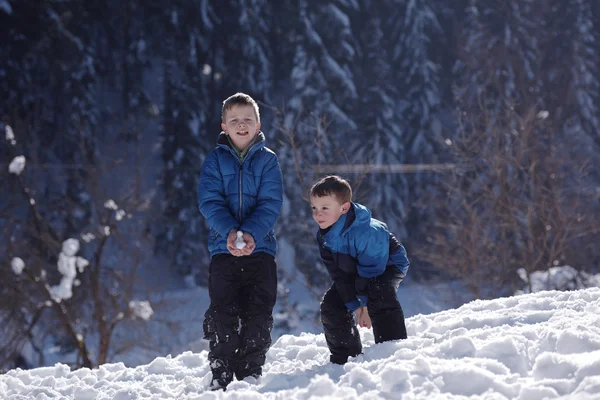 Glückliche Kinder Beim Spielen Neuschnee Einem Schönen Sonnigen Wintertag — Stockfoto