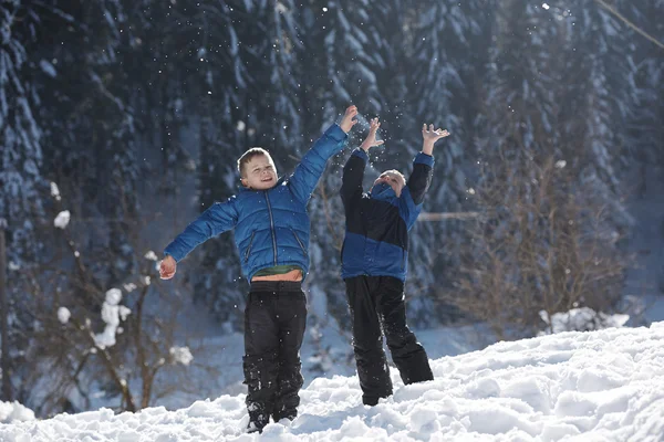 Szczęśliwy Kids Gry Świeży Śnieg Piękny Słoneczny Zimowy Dzień — Zdjęcie stockowe