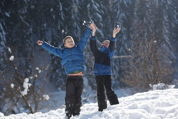 Szczęśliwy Kids Gry Świeży Śnieg Piękny Słoneczny Zimowy Dzień — Zdjęcie stockowe